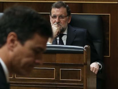 El lider socialista, Pedro Sánchez, abandona el Hemiciclo ante la mirada de Mariano Rajoy.