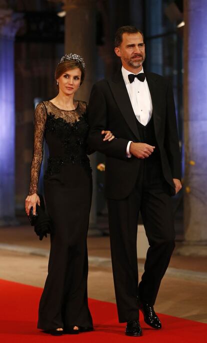 Los Príncipes de Asturias, Felipe de Borbón y Letizia Ortiz, a su llegada a la cena de gala que ofrece la reina Beatriz de Holanda, en en el Rijksmuseum de Amsterdam, a los miembros de familias reales y jefes de Estado que asisten mañana a la ceremonia de investidura de su hijo, el príncipe Guillermo y su esposa, Máxima Zorreguieta.