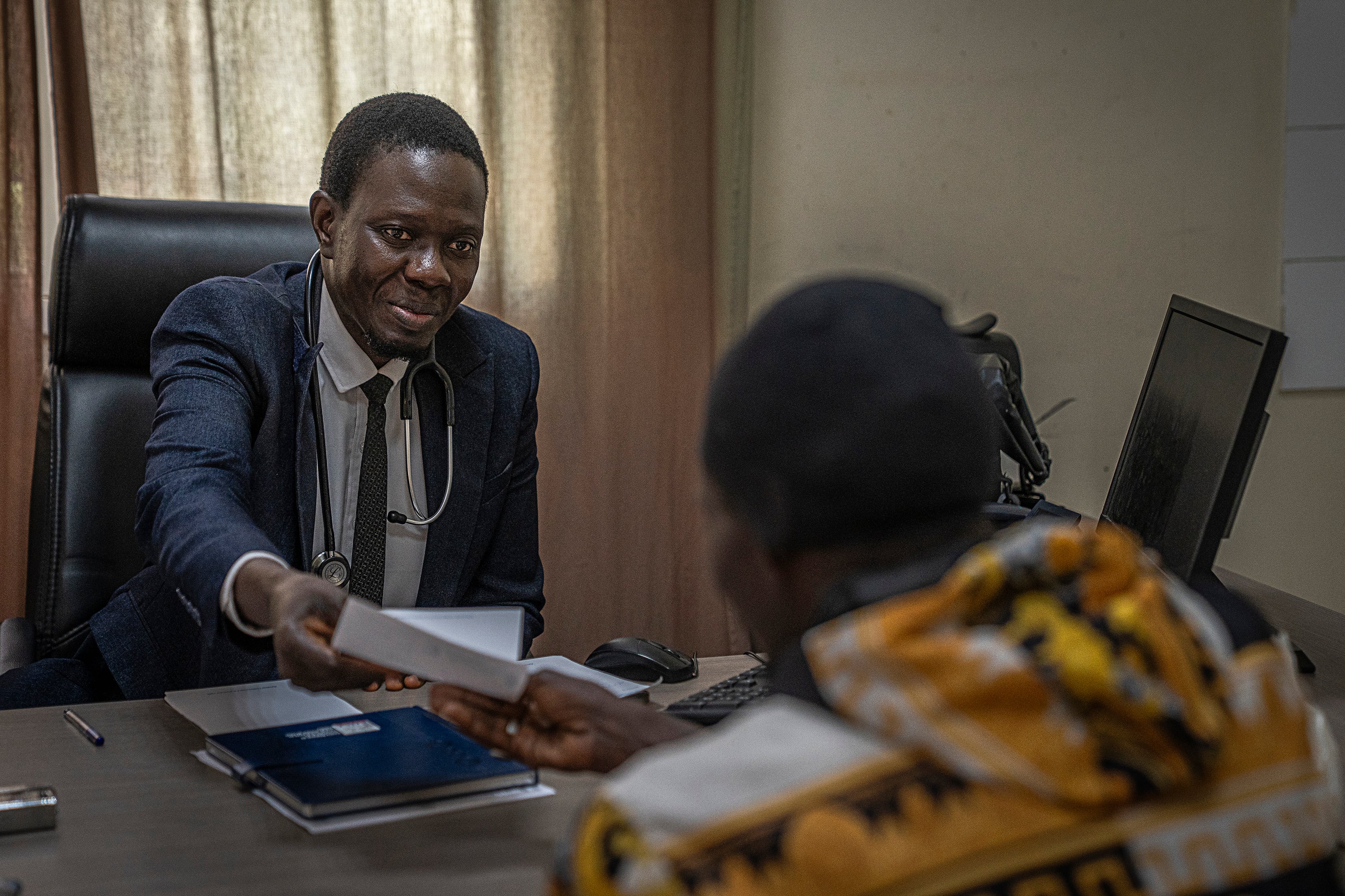 Vivir con VIH en Senegal, entre el estigma y el riesgo de ser perseguido: “Es una caza de brujas”