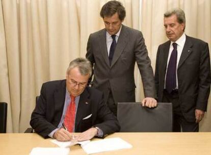 Bernotat, de E.ON, a la izquierda, Entrecanales, de Acciona, y Conti, de Enel, firman el acuerdo sobre Endesa el lunes.