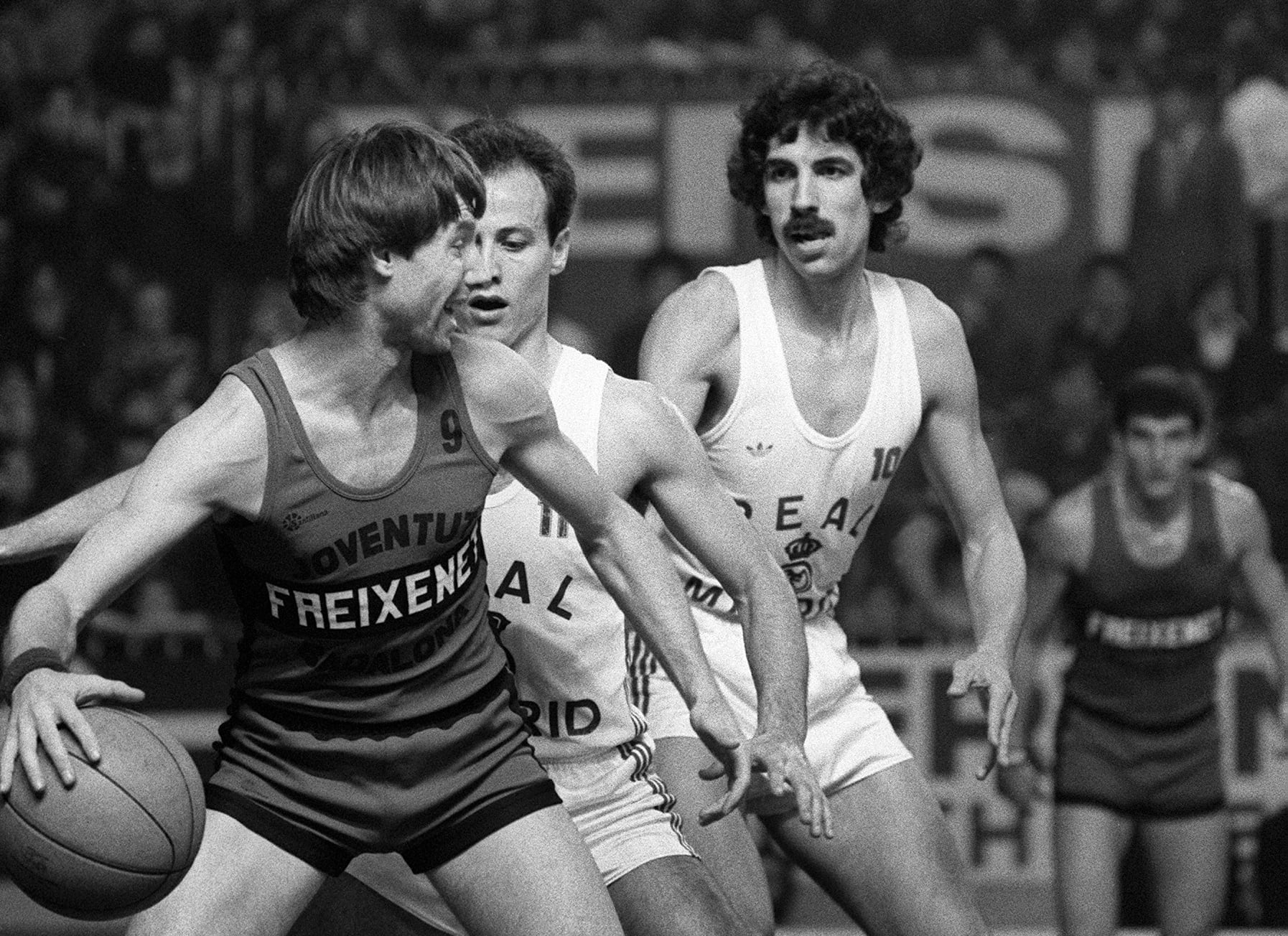 Corbalán y Walter Szczerbiak intentan cortar un avance de Slavnic, del Joventut, en 1979.