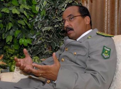 El líder de la Junta Militar, el general Mohamed Ould Abdel Aziz, durante su mensaje de ayer a los medios de comunicación.