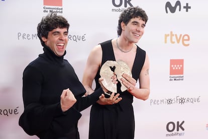 Los realizadores Javier Ambrossi y Javier Calvo. Los Javis, posan con el premio a Mejor Serie por 'La Mesías' durante la gala de entrega de los Premios Forqué celebrada el pasado sábado en el Palacio de Ifema, Madrid.