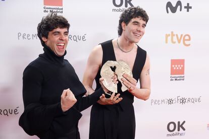 The filmmakers Javier Ambrossi and Javier Calvo, posing with the award for Best Series for 'La Mesías,' during the Forqué Awards gala in Madrid on Saturday.