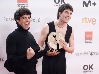 The filmmakers Javier Ambrossi and Javier Calvo, posing with the award for Best Series for 'La Mesías,' during the Forqué Awards gala in Madrid on Saturday.