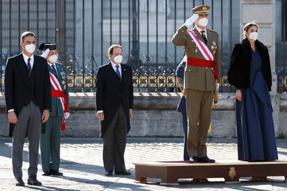 Los reyes de Espa?a, Felipe VI y Letizia, acompa?ados por el presidente del Gobierno, Pedro Snchez (izquierda), durante el acto en el que se rinden honores y se pasa revista a las tropas en la Plaza de la Armera. 