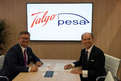 El primer ejecutivo del fabricante polaco de trenes Pesa, Krzysztof Zdziarski, junto al presidente de Talgo, Carlos Palacio, durante la firma del acuerdo entre ambas empresas en la feria ferroviaria Innotrans.