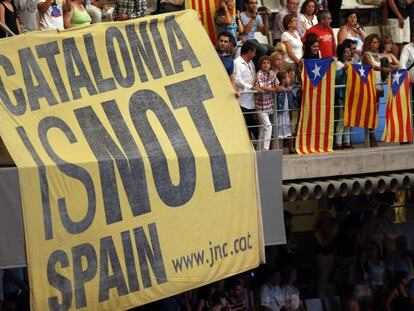 Banderas independentistas y una gran pancarta que dice &quot;Catalu&ntilde;a no es Espa&ntilde;a&quot;, en la inauguraci&oacute;n del Mundial de Nataci&oacute;n en el Palau Sant Jordi de Barcelona