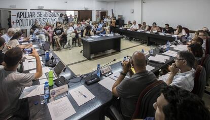 Protesta ciudadana contra las subidas de sueldo en el Ayuntamiento de Vilassar de Mar.