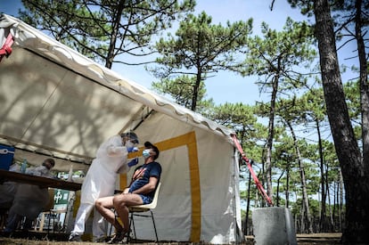 Testes de coronavírus na praia de Teste-de-Buch, no sudoeste da França, na sexta-feira.