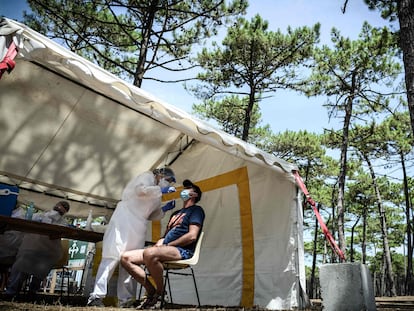 Testes de coronavírus na praia de Teste-de-Buch, no sudoeste da França, na sexta-feira.