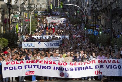 Cabecera de la manifestación a su paso por la calle Urzáiz de Vigo.