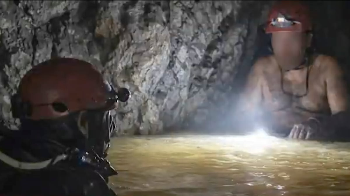 Con el agua a la cintura tras 13 días bajo tierra: así fue el rescate de uno de los mineros en Santa Fe