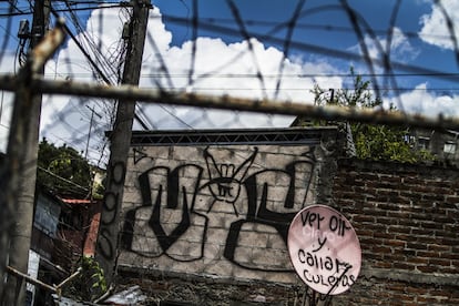 Un grafiti marca las reglas de convivencia en la comunidad El Granjero, donde se puede leer: "Ver, oír y callar, culeros". Es uno de los feudos de la MS según fuentes de la policía. Las opiniones varían con respecto a las acciones de las autodefensas. Hay una gran cantidad de civiles que aprueban y ven una solución al conflicto sobre el asesinato de pandilleros, pero también hay mucha gente que piensa que violencia genera violencia. El hecho es que, por ahora, no pueden escapar de la realidad que tienen que enfrentar cada día.