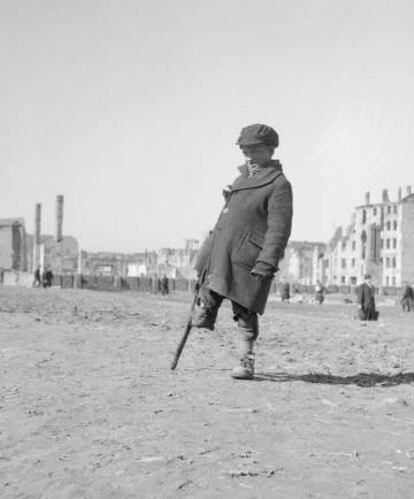 Un niño polaco víctima de la guerra, en la arrasada Varsovia.