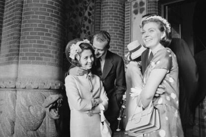Juan Carlos y Sofía, en actitud cariñosa, en la boda de la princesa Margarita de Dinamarca, el 10 de junio de 1967.