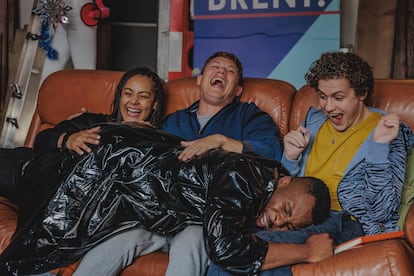 De izquierda a derecha, Izuka Hoyle, Jon Pointing, Dylan Llewellyn y Olisa Odele (tumbado), en la tercera emporada de 'Big Boys'.