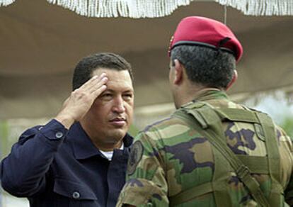 El presidente Hugo Chávez saluda al general de la Fuerza Aérea Raúl Baduel en la base de paracaidistas de Maracay.