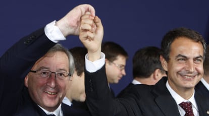 El primer ministro de Luxemburgo, Jean-Claude Juncker, posa con su homólogo español, José Luis Rodríguez Zapatero, en Bruselas.