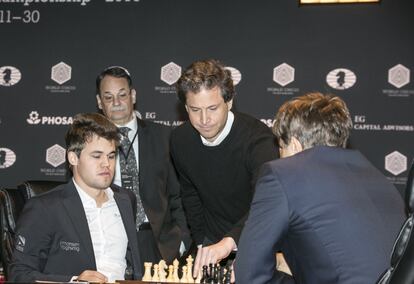 El director de cine Bennett Miller hace el saque de honor en la quinta partida