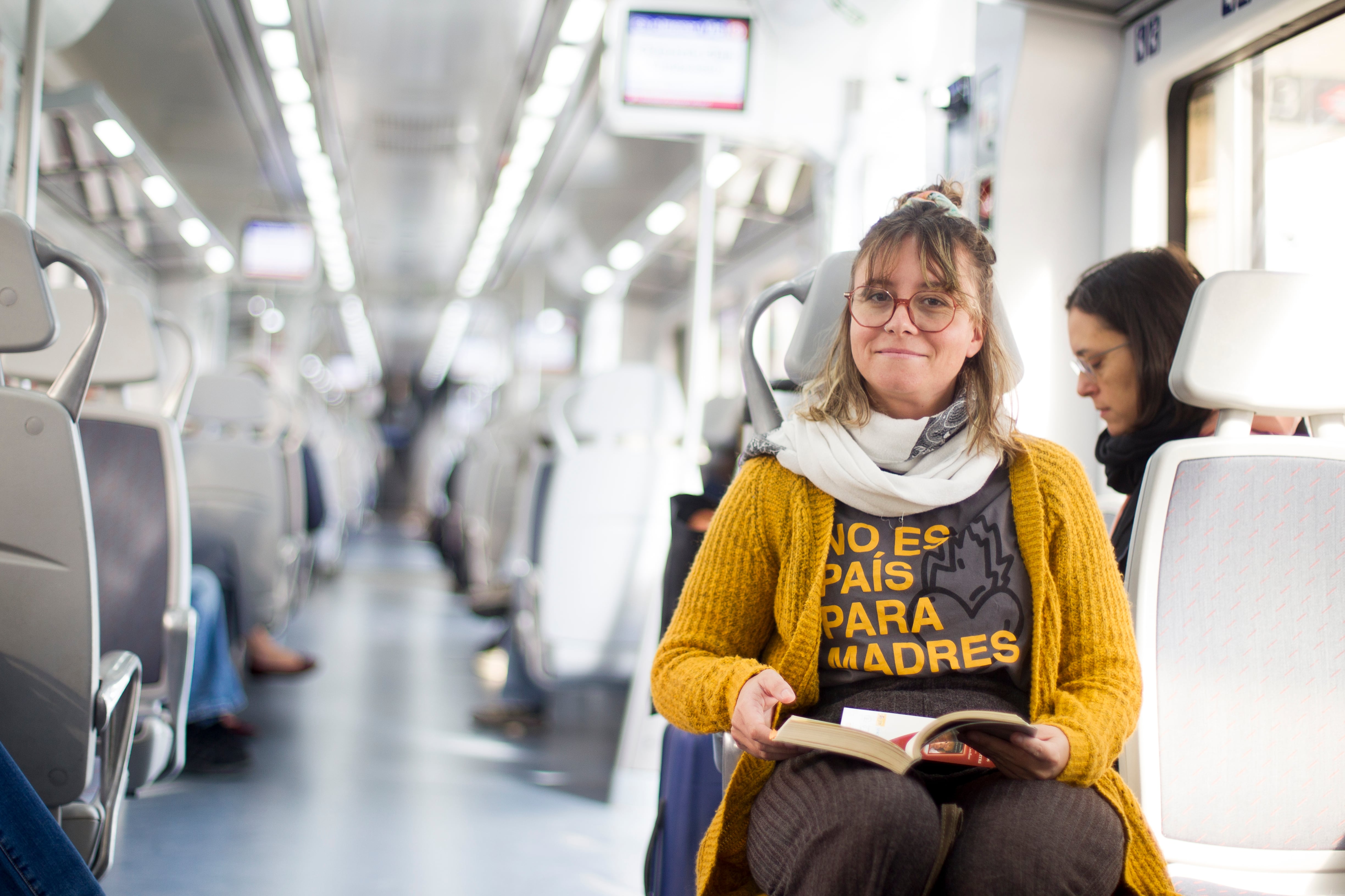 Sara Gómez, profesora de la Universidad Autónoma de Madrid, fotografiada en el trayecto de Chamartín a Cantoblanco.
