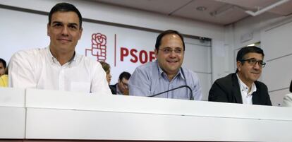 El secretario general del PSOE, Pedro Sánchez (i), junto al secretario de Organización, César Luena (c), y el secretario de Acción Política y Ciudadana, Patxi López (d), durante la reunión extraordinaria del Comité Federal del PSOE en Madrid.