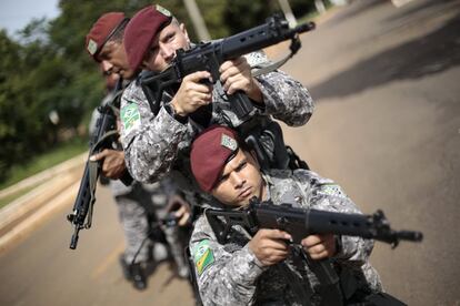 Miembros de la Fuerza de Seguridad Nacional, integrado por la polica y los bomberos, durante un entrenamiento para la seguridad en la Copa del Mundo de 2014 en Brasilia (Brasil).