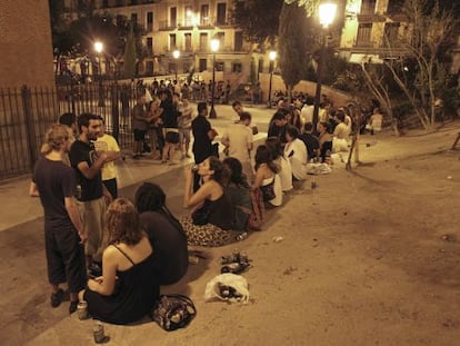 Jóvenes haciendo botellón en la plaza del 2 de mayo en 2010.