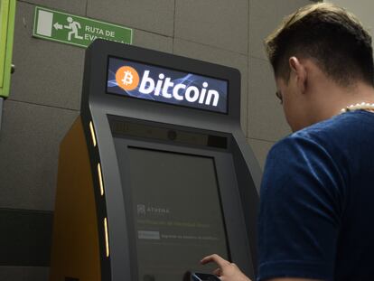 Una persona utiliza un ATM de Bitcoin en San Salvador, El Salvador.