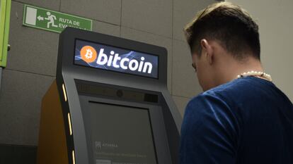 Una persona utiliza un ATM de Bitcoin en San Salvador, El Salvador.