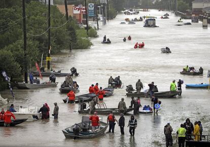 Botes de rescate a lo largo de la calle Tidwell, el 28 de agosto de 2017 en Houston. 