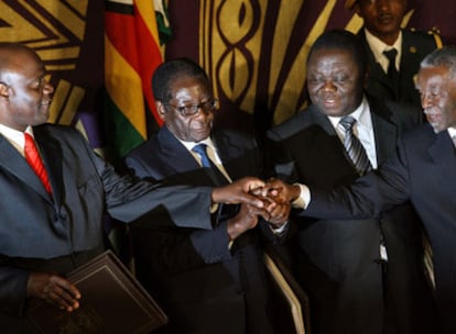 De izquierda a derecha, Arthur Mutambara, el Presidente Robert Mugabe y el líder de la oposición Morgan Tsvangirai firman un acuerdo para compartir el poder
