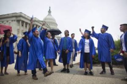 Miembros del grupo proinmigrante estadounidense United We Dream Network (UWD), que aboga por un "trato justo para las familias de inmigrantes", corean el lema "Obama, Obama, no deportes a mi mamá" frente al Capitolio en Washington DC (EE.UU.). EFE/Archivo