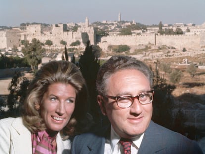 Henry y Nancy Kissinger, su esposa, en Jerusalén, en 1970.