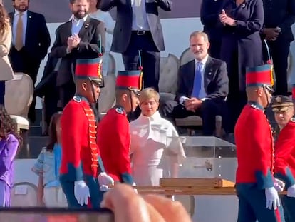 Momento en el que la espada de Simón Bolívar pasa por delante de Felipe VI durante la toma de posesión de Gustavo Petro en Bogotá (Colombia), el pasado 8 de agosto.
