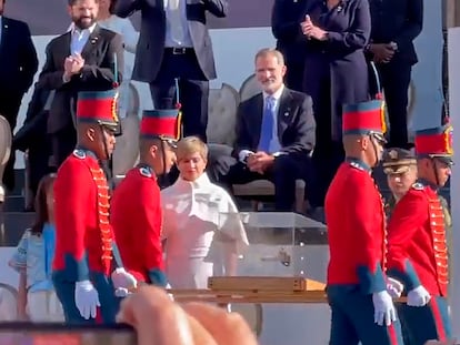 Momento en el que la espada de Simón Bolívar pasa por delante de Felipe VI durante la toma de posesión de Gustavo Petro en Bogotá (Colombia), el pasado 8 de agosto.