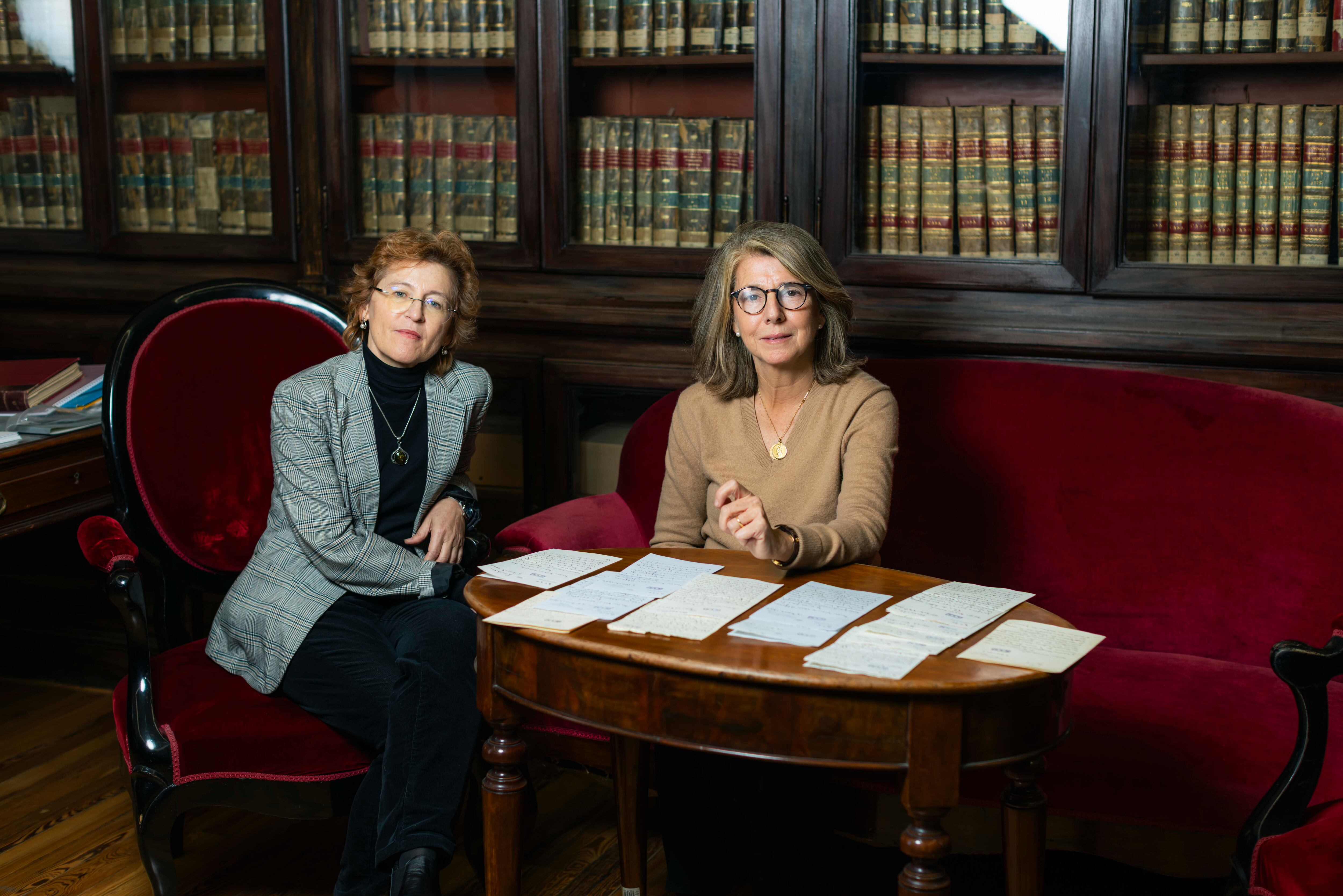 Arantxa Domingo y Reyes Utrera, conservadoras de Patrimonio Nacional, con algunas de las cartas que se intercambiaron Victoria Eugenia y Alfonso XIII durante su noviazgo y que se conservan en el Archivo del Palacio Real de Madrid. 
