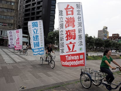 Carteles en chino y en inglés en defensa de la independencia de Taiwán., el pasado domingo en Taipéi.