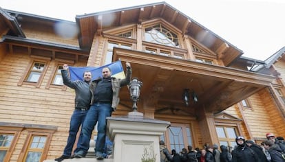 Manifestantes ocupan este sábado la residencia de Yanukóvich en Kiev.