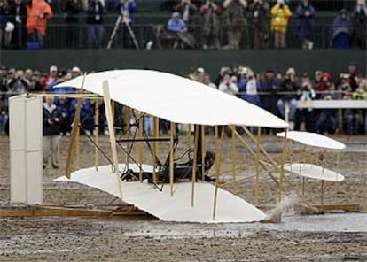 La réplica del 'Flyer' de los hermanos Wright queda atrapado en el barro de la playa de Carolina del Norte.