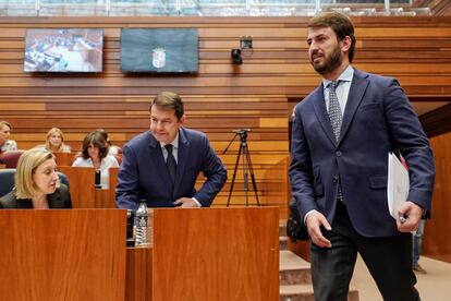 El portavoz de Vox, Juan García-Gallardo, pasa por delante del presidente de la Junta de Castilla y León, el popular Alfonso Fernández Mañueco, durante el pleno del martes.