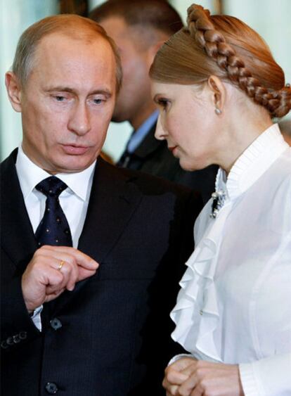 Putin habla con la primera ministra ucrania, Yulia Tymoshenko.