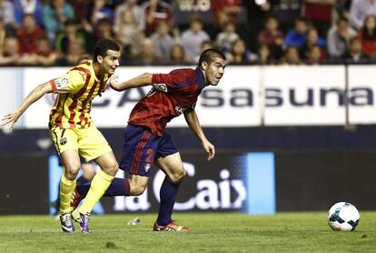 El chileno Silva pelea el balón con Pedro.