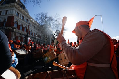 Centenares de agricultores protestan ante la sede del Ministerio de Agricultura en Madrid, este lunes. 