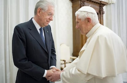 Benedicto XVI recibe al primer ministro italiano, Mario Monti, en la audiencia privada que mantuvieron el sábado en El Vaticano.