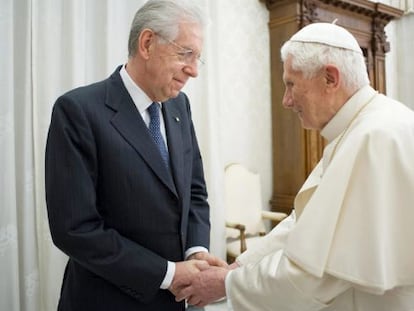 Benedicto XVI recibe al primer ministro italiano, Mario Monti, en la audiencia privada que mantuvieron el sábado en El Vaticano.