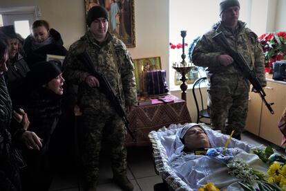Funeral y entierro de la paramédica Yana Rykhlitska, de 29 años, que murió durante un ataque ruso mientras realizaba una evacuación el pasado viernes cerca de Bajmut (Ucrania), el 7 de marzo. Vela el cuerpo, entre otras personas, Olena, su madre. 