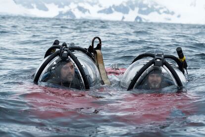 El científico Hocevar explicó que "estar en un submarino de dos plazas con Javier Bardem ha sido genial". "Javier ha estado todo el tiempo muy relajado, sobre todo teniendo en cuenta que se trataba de su primera inmersión. Se ha mostrado muy impresionado durante toda la experiencia, así que yo también lo he estado", subrayó. En la imagen, actor y científico emergen después de una inmersión en la bahía de Charlotte, el 27 de enero.