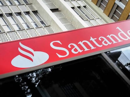 Fachada una sucursal del Banco Santander.