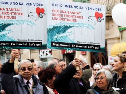 Manifestantes contra el requisito del catalán en la sanidad públicad durante la marcha del pasado 18 de febrero en Palma.